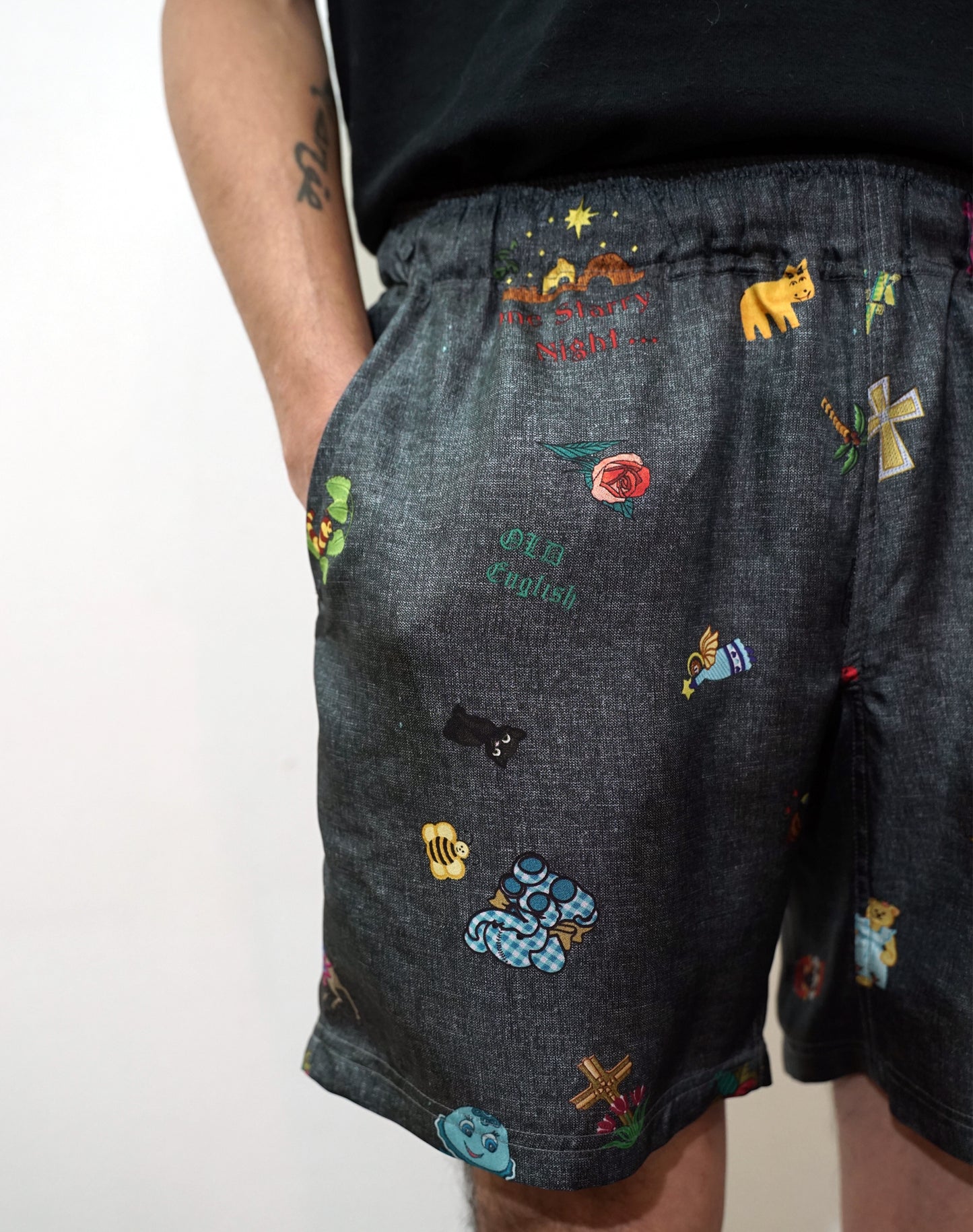 OTT21-18b FOLK ART INKJET PRINT SILK100% SHORTS (BLK)